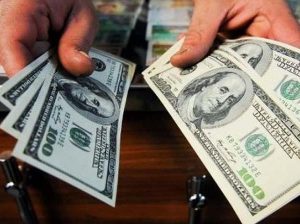 سقوط قیمت دلار در بازار / آخرین قیمت معامله شده: ۱۳۲۰۰ تومان
