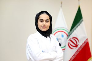 قهرمان جهان پای بساط لوازم آرایشی در داروخانه
